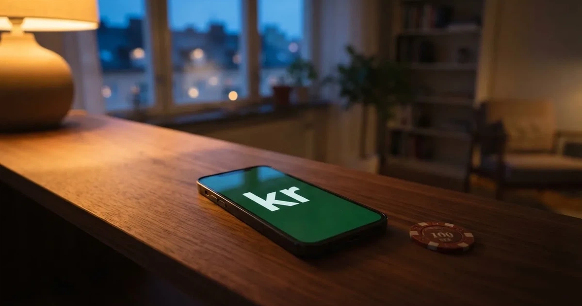 Kaffekopp och penna på ett smalt hallbord i skymning, en stängd bärbar dator vid sidan — svenska casinon med revolut